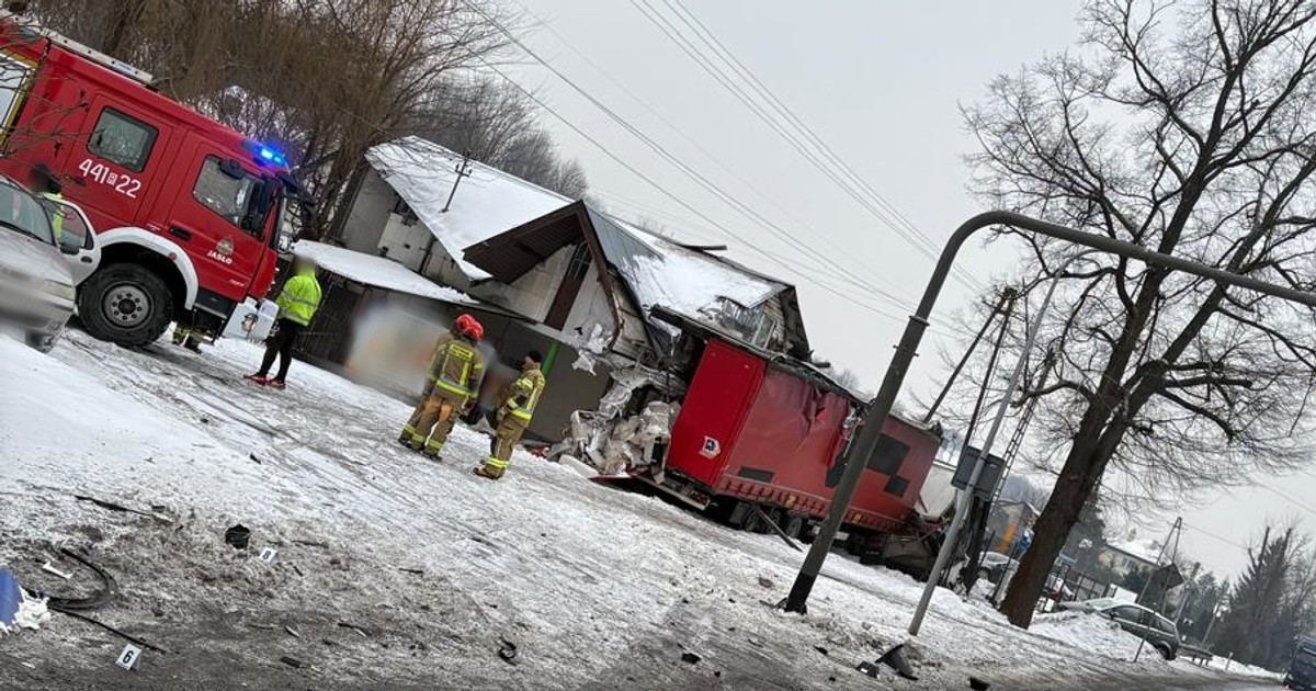 Poranny dramat na ulicach Jasła. Podczas wyprzedzania tir staranował opla i wjechał w sklep