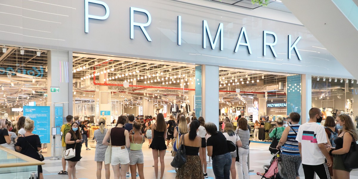 Primark ruszył w Polsce w momencie, gdy centra handlowe notowały cały czas niższe poziomy odwiedzalności niż rok temu, co wynika z czasowego ich zamknięcia wiosną z powodu pandemii. 