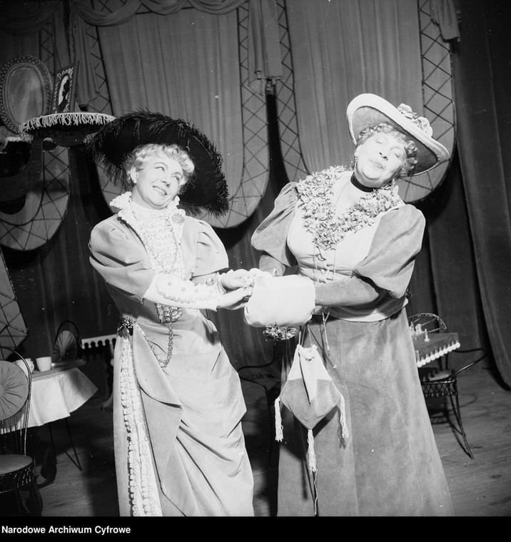 Jadwiga Chojnacka (z pr.) i Hanka Bielicka w sztuce "Dom otwarty" (Teatr Syrena, 1961 r.)