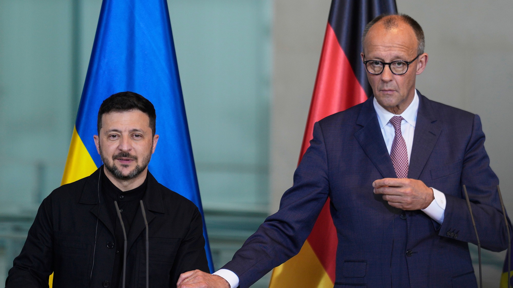 Ukrajinský prezident Volodymyr Zelenskyj  (vľavo) a nemecký kancelár Friedrich Merz.