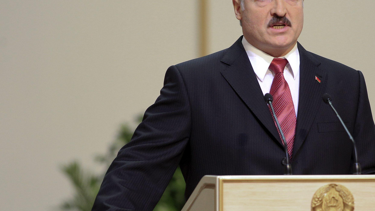 Alaksandr Łukaszenka powiedział podczas uroczystości zaprzysiężenia na czwartą kadencję prezydencką, że kolorowe rewolucje zwyciężają tylko w słabych krajach i zapewnił, że ochroni Białoruś przed "intrygami zewnętrznymi i wewnętrznymi".