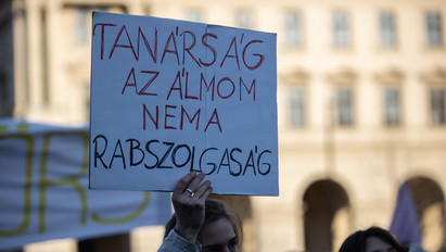 Folytatódik a tanársztrájk: 66 tanár nem veszi fel a munkát pénteken az ELTE Radnóti Miklós Gyakorlóiskolában