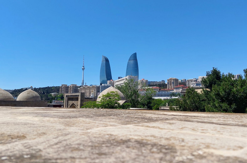 Zbudowane w 2011 r. "Ogniste Wieże" są symbolem połączonej przeszłości i przyszłości Azerbejdżanu. Kształt nawiązuje do wspomnianego uwielbienia ognia. Reprezentuje siłę i wieczność