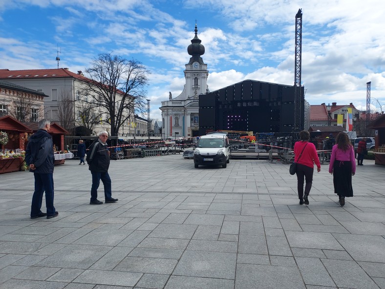 Budowa sceny budzi bardzo duże zainteresowanie mieszkańców (Autorka zdjęcia: Monika Waluś/Onet)