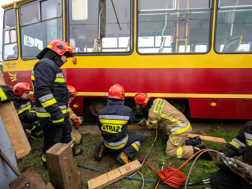 Strażacy i policjanci szkolą się w zajezdni tramwajowej