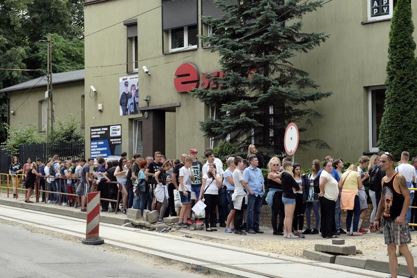 Sosnowiec. Uczniowie w gigantycznej kolejce po zaświadczenie