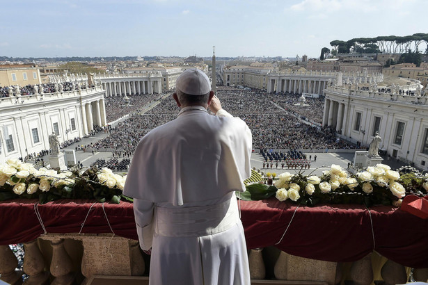 Papież Franciszek wygłasza orędzie z balkonu bazyliki Świętego Piotra.