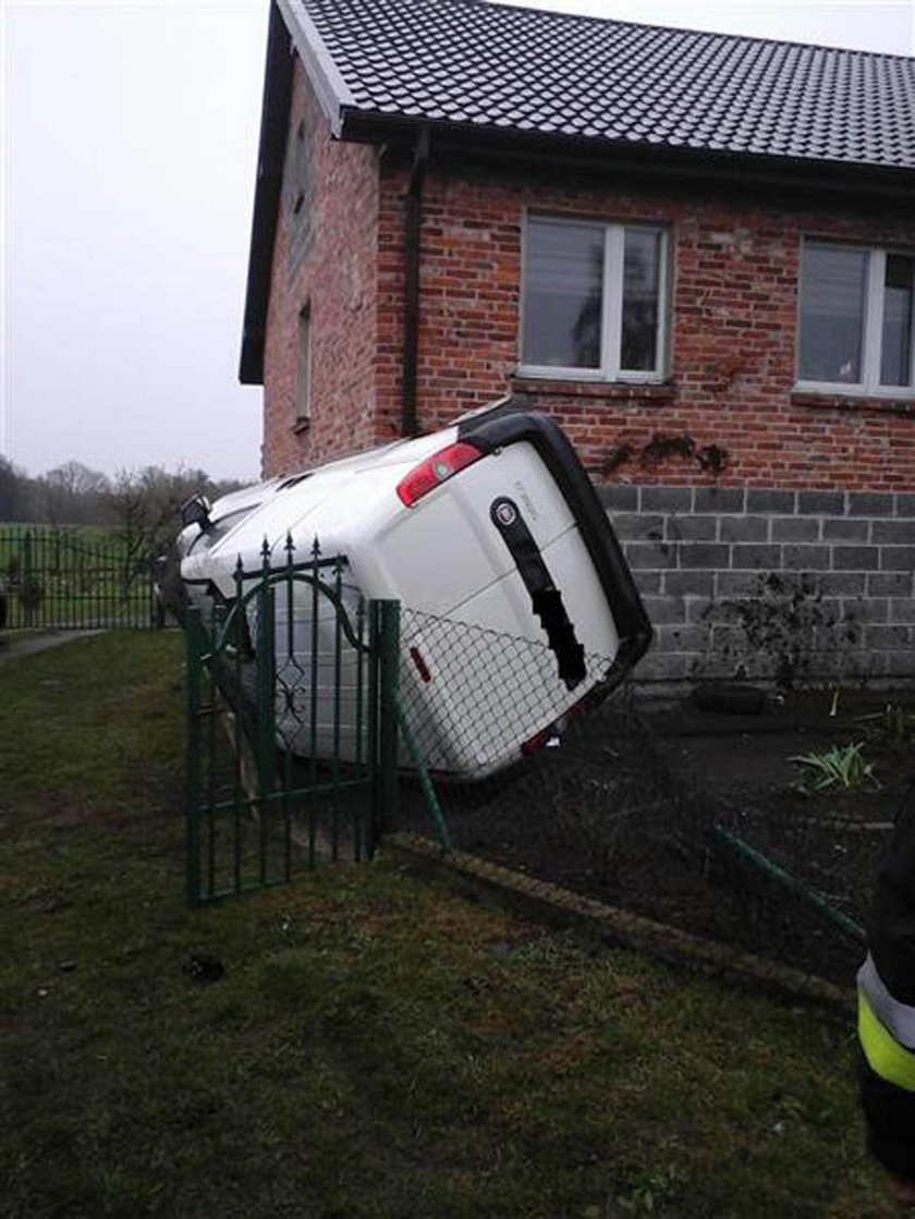 Bus wylądował na domu. To cud, że nikomu się nic nie stało