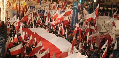 Marsz PiS. Zimno, tłoczno i patriotycznie. Relacja na żywo!