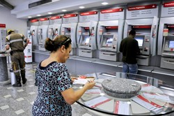 W bankach wpłatomaty niedługo zastąpią kasjerki