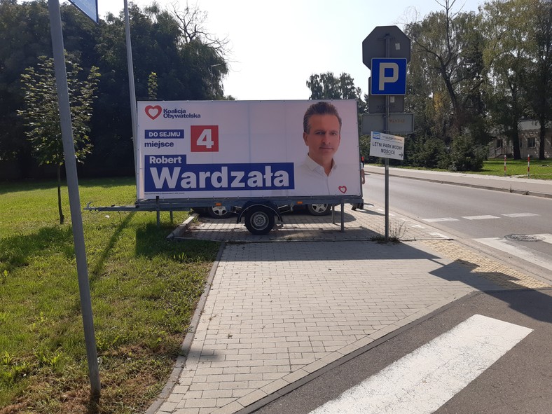 Plakat wyborczy kandydata opozycji w pobliżu tarnowskiej hali, gdzie odbyła się konwencja programowa