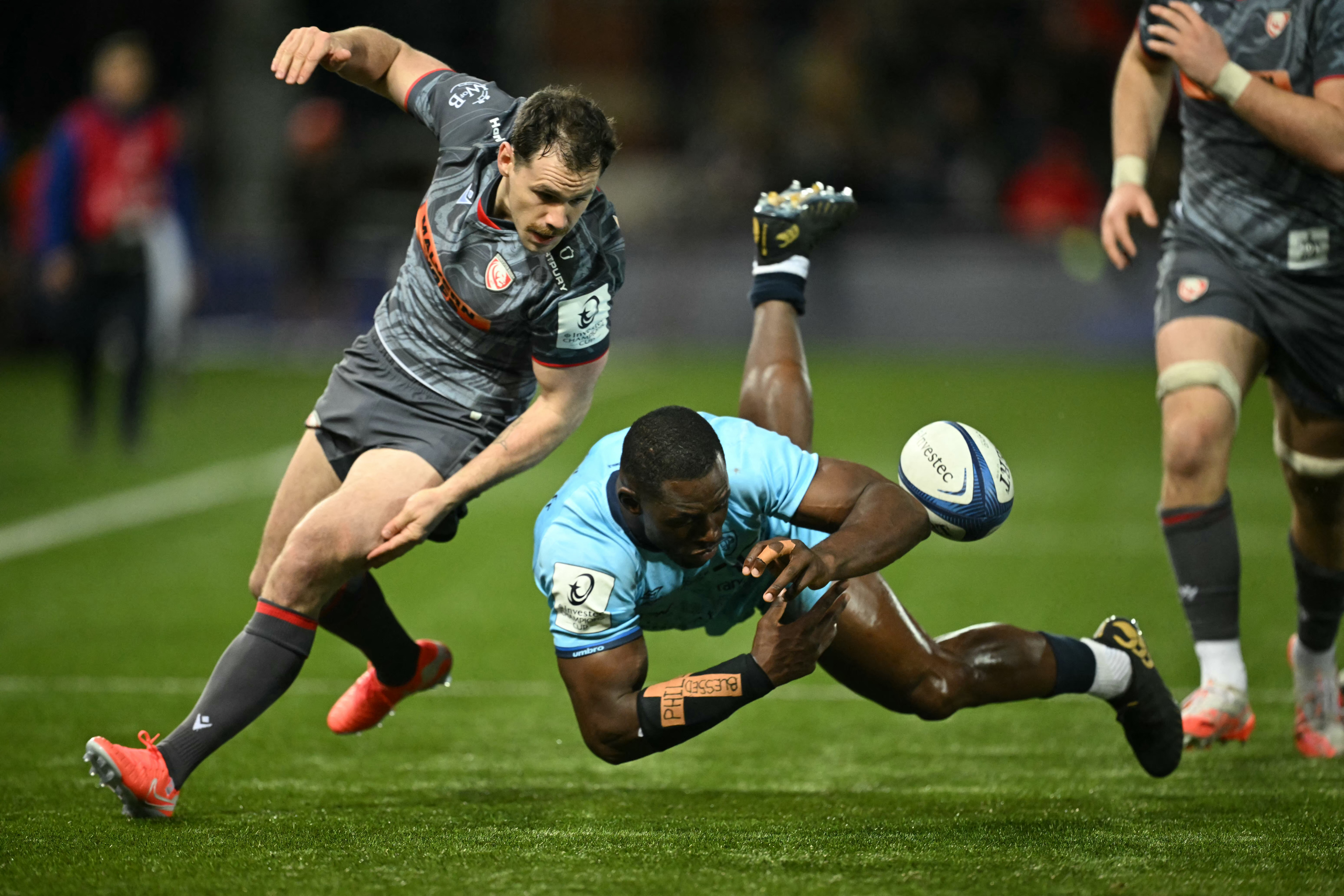 Castres écrase Edinburgh 33-0, Bayonne humilié 68-14 par les Harlequins