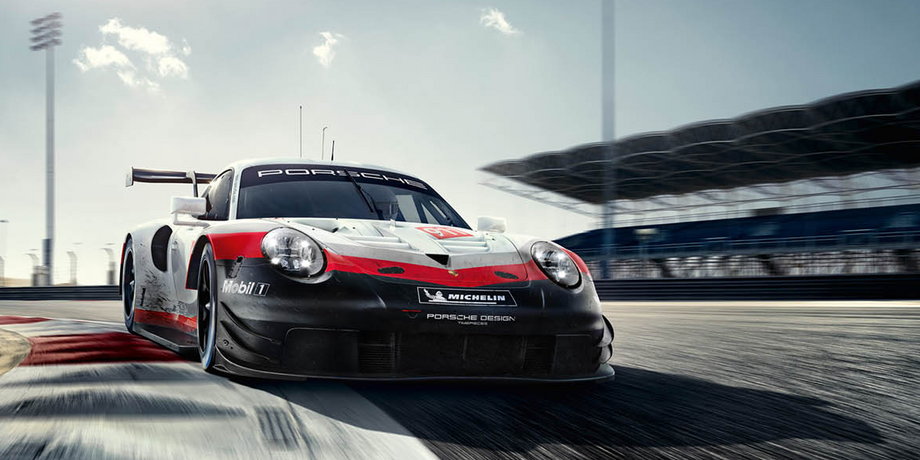 Choć już drogowe Porsche 911 ma sportowy charakter i osiągi, to jego wersja wyścigowa - 911 RSR, w pełni zasługuje na miano ekstremalnej. Zmodyfikowany samochód, stworzony na potrzeby 24-godzinnych wyścigów, ma swój odpowiednik w wersji z klocków Lego. 