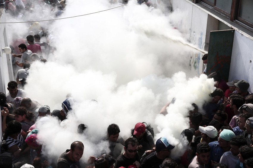 Policija je juče tukla migrante palicama i prskala ih aparatima za gašenje požara