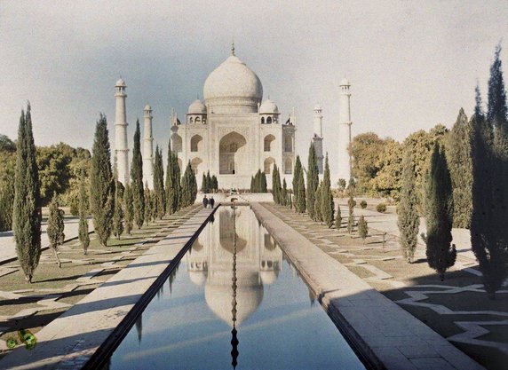 Słynne Tadż Mahal w indyjskiej prowincji Uttar Pradesh (fot. Stéphane Passet, styczeń 1913 r., domena publiczna).