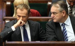 Prawicowy portal ujawnia pismo bijące w byłego premiera. "Już wtedy alarmowano rząd Tuska, że mafia przejmuje rynek paliw"