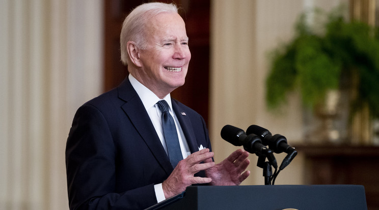 Joe Biden amerikai elnök az orosz-ukrán feszültségről beszél a washingtoni Fehér Házban. Biden kijelentette, hogy továbbra is fennáll az orosz invázió lehetősége, mivel az amerikai tisztviselők nem tudták ellenőrizni Moszkva állításait, miszerint a katonai erők egy részét visszavonták az ukrán határról. / Fotó: MTI/EPA/Michael Reynolds