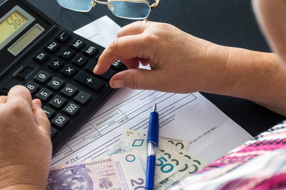 Sądy kontrolując decyzje nakładające podatek dochodowy od sprzedaży mieszkania nabytego w spadku, nie badają w ogóle czy podatnik wskutek tej transakcji uzyskał dochód