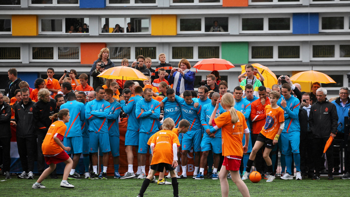 Z udziałem piłkarzy reprezentacji Holandii w Krakowie otworzono we wtorkowe popołudnie boisko współfinansowane przez Fundację Johana Cruyffa.