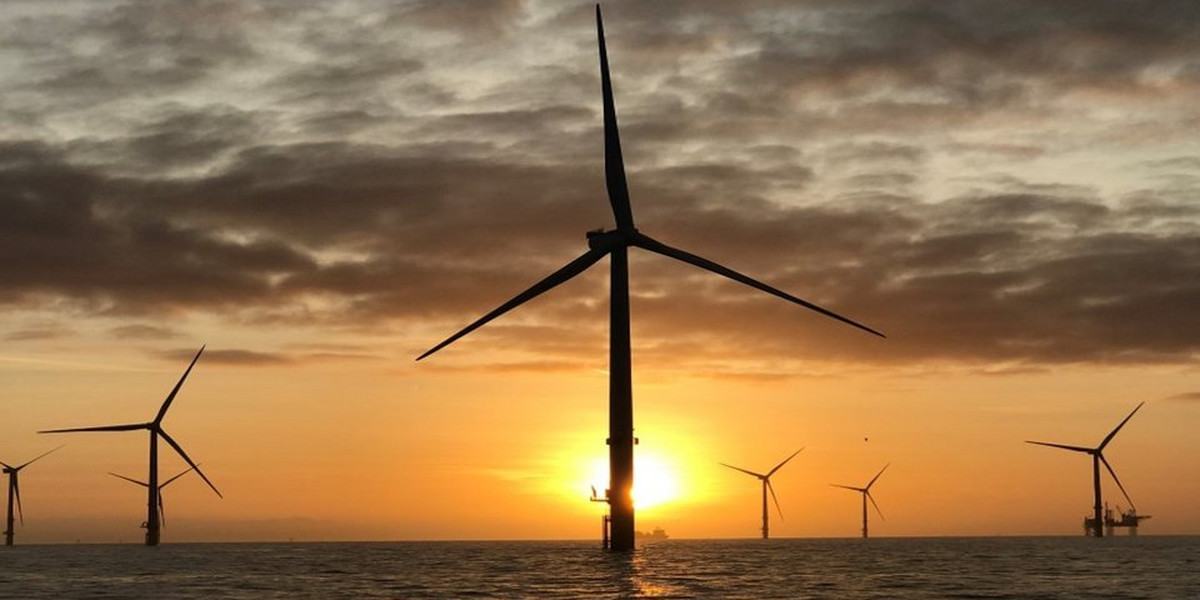 PKN Orlen przygotowuje się do wybudowania farmy wiatrowej na Bałtyku. Strategia Orlenu wpisuje się w projekt Krajowego Planu na rzecz Energii i Klimatu na lata 2012-2030, który określa potencjał morskich fam wiatrowych na 10 GW. Już teraz umowy przyłączeniowe oraz wydane warunki przyłączenia opiewają na 7,1 GW mocy