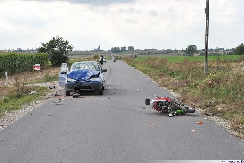 Motorowerem wbił się w fiata