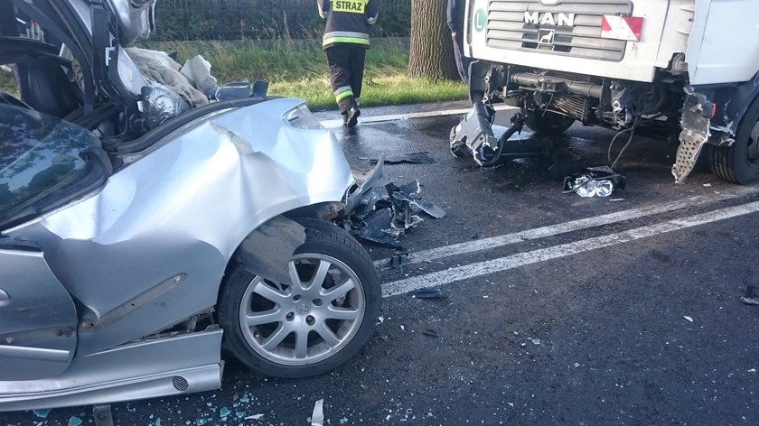 Borówno. Peugeot 206 zderzył się z tirem