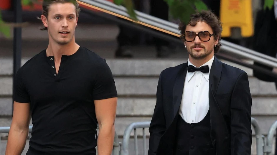 Američki pevač Benson Bun (desno) stigao je u elegantnom smokingu | Foto: Getty Images