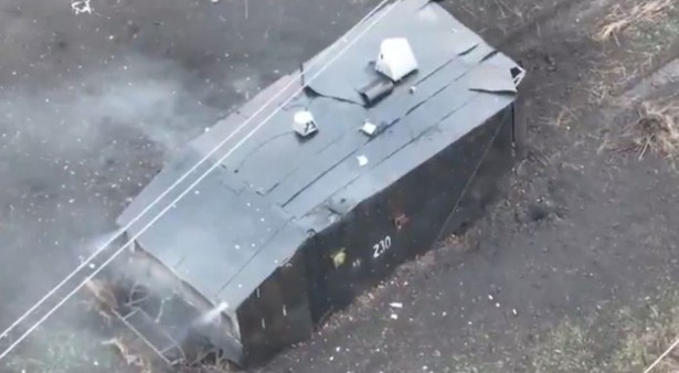 Rosjanie zaatakowali w „szturmowej chacie”. Nowa kuriozalna konstrukcja na froncie w Ukrainie