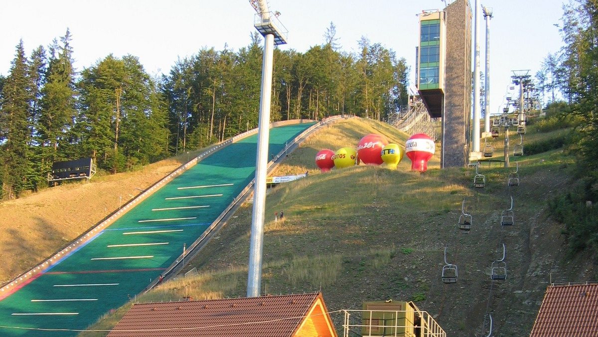 Beskidy chyba wreszcie doczekają się Pucharu Świata w skokach narciarskich. Nie udało się zaklepać organizacji na rok 2012, ma się udać rok później. Według wstępnego rozkładu FIS na zimę 2012/2013 Polska zorganizuje trzy konkursy PŚ. Jeden w Wiśle i dwa w Zakopanem.
