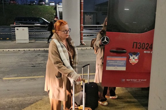 TANJA BOŠKOVIĆ IZ AVIONA DIREKT U GSP Glumica (72) sama vuče dva kofera, VIDNO NERASPOLOŽENA ušla u gradski prevoz (Video)