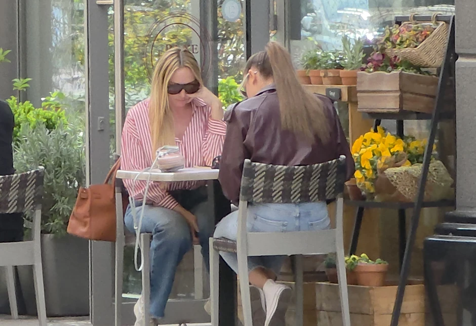 Luna i Anabela u kafiću