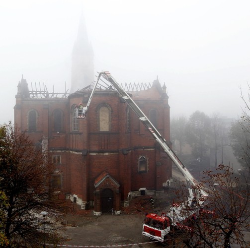Dogaszanie pożaru zabytkowej katedry pw. Wniebowzięcia Najświętszej Maryi Panny w Sosnowcu