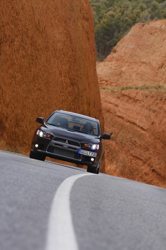 Aluminiowy dach plus identyczne przednie błotniki - to przyczyniło się do obniżenia środka ciężkości i lepszego rozkładu masy