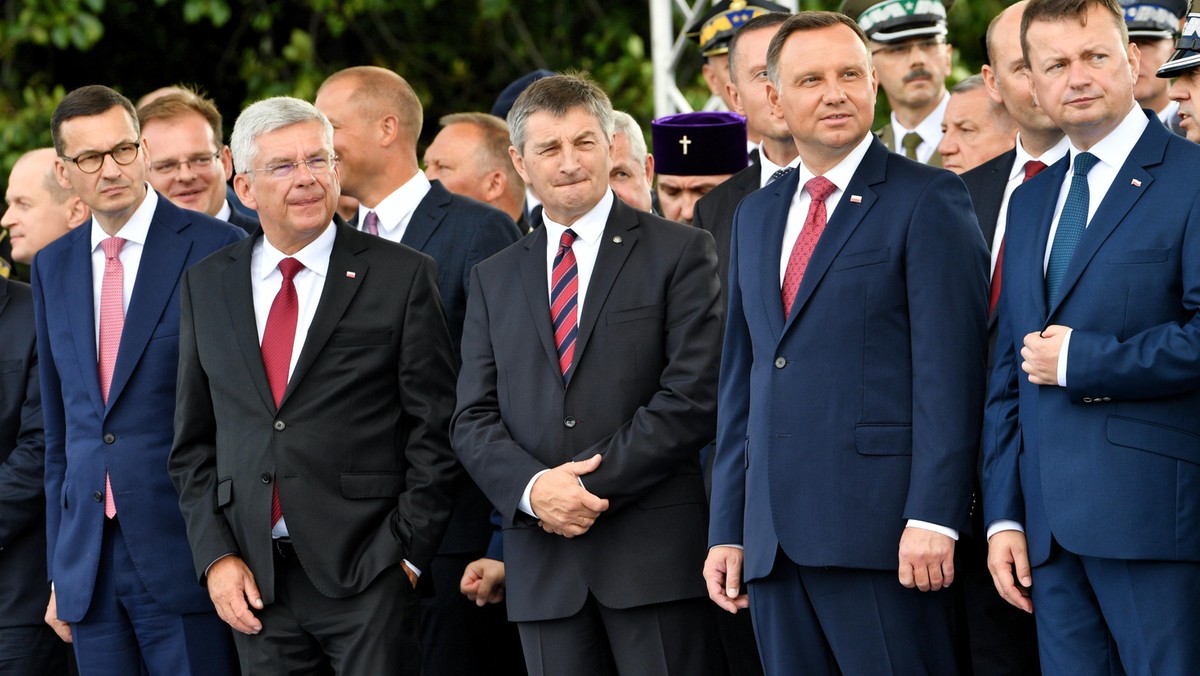 Prezydent Andrzej Duda cieszy się największym zaufaniem wśród Polaków - ufa mu 64 proc. badanych; drugi w rankingu jest premier Mateusz Morawiecki (55 proc.) - wynika z sondażu CBOS. Liderami rankingu nieufności są szefowie: PO Grzegorz Schetyna (45 proc.) i PiS Jarosław Kaczyński (42 proc.).