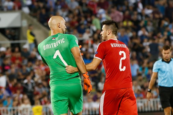Antonio Rukavina i Marko Dmitrović na duelu sa Rumunijom