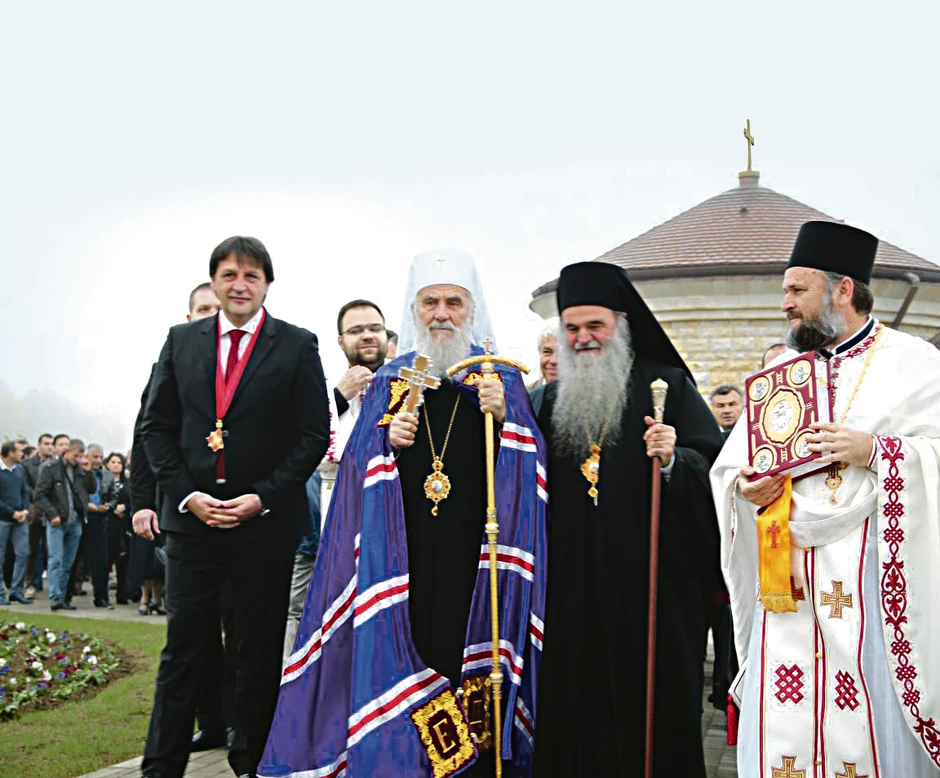 Bratislav Gašić i patrijarh  Irinej prilikom osveštavanja crkve na Bagdali