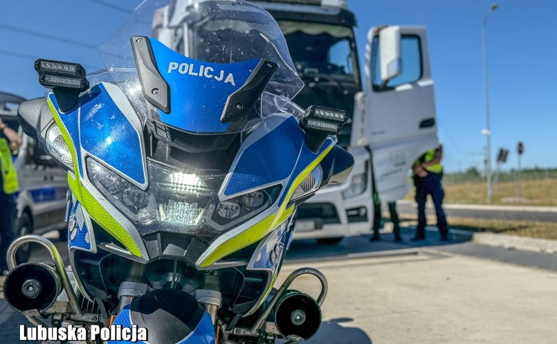 Policja kontroluje kierowców samochodów ciężarowych, ciężarówka, TIR