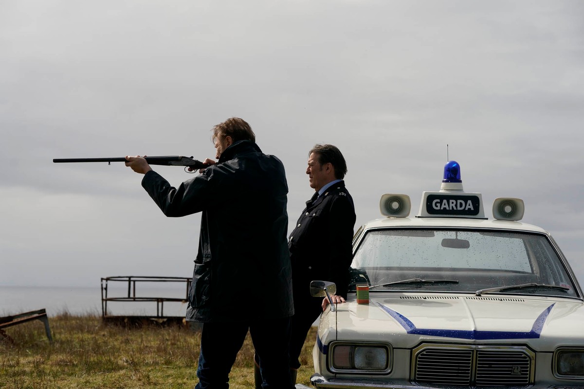 Liam Neeson i Ciarán Hinds w filmie "Kraj świętych i grzeszników"