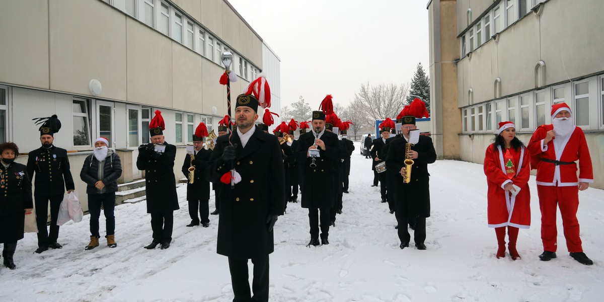 Górnicy zagrali koncert przed szpitalem Matki Polki