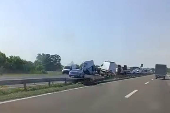 KAMION IZLETEO U SUPROTAN SMER! Havarija na autoputu kod Požarevca, saobraćaj otežan (FOTO)