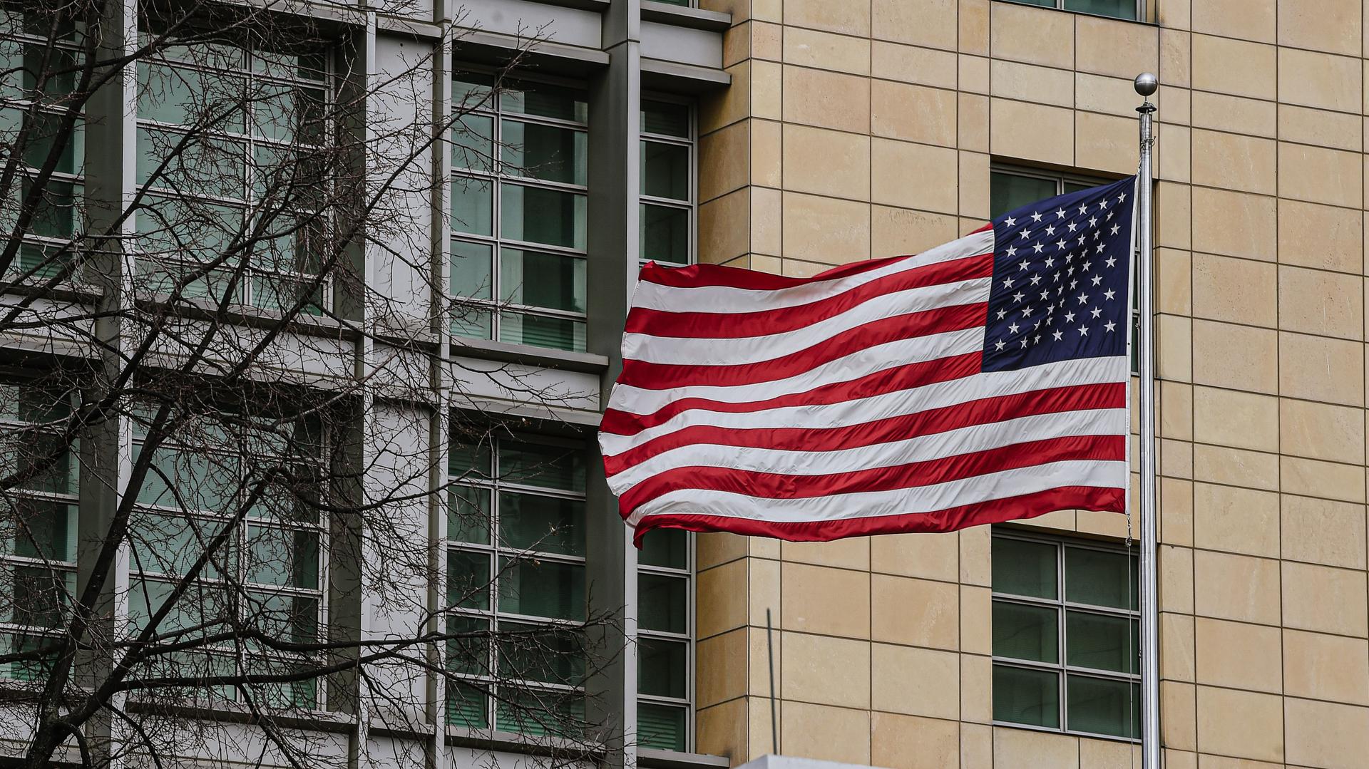 Посольство сша экстремисты. Флаг на здании. Американский флаг на здании. Сотрудник посольства США. Посольство России в США.