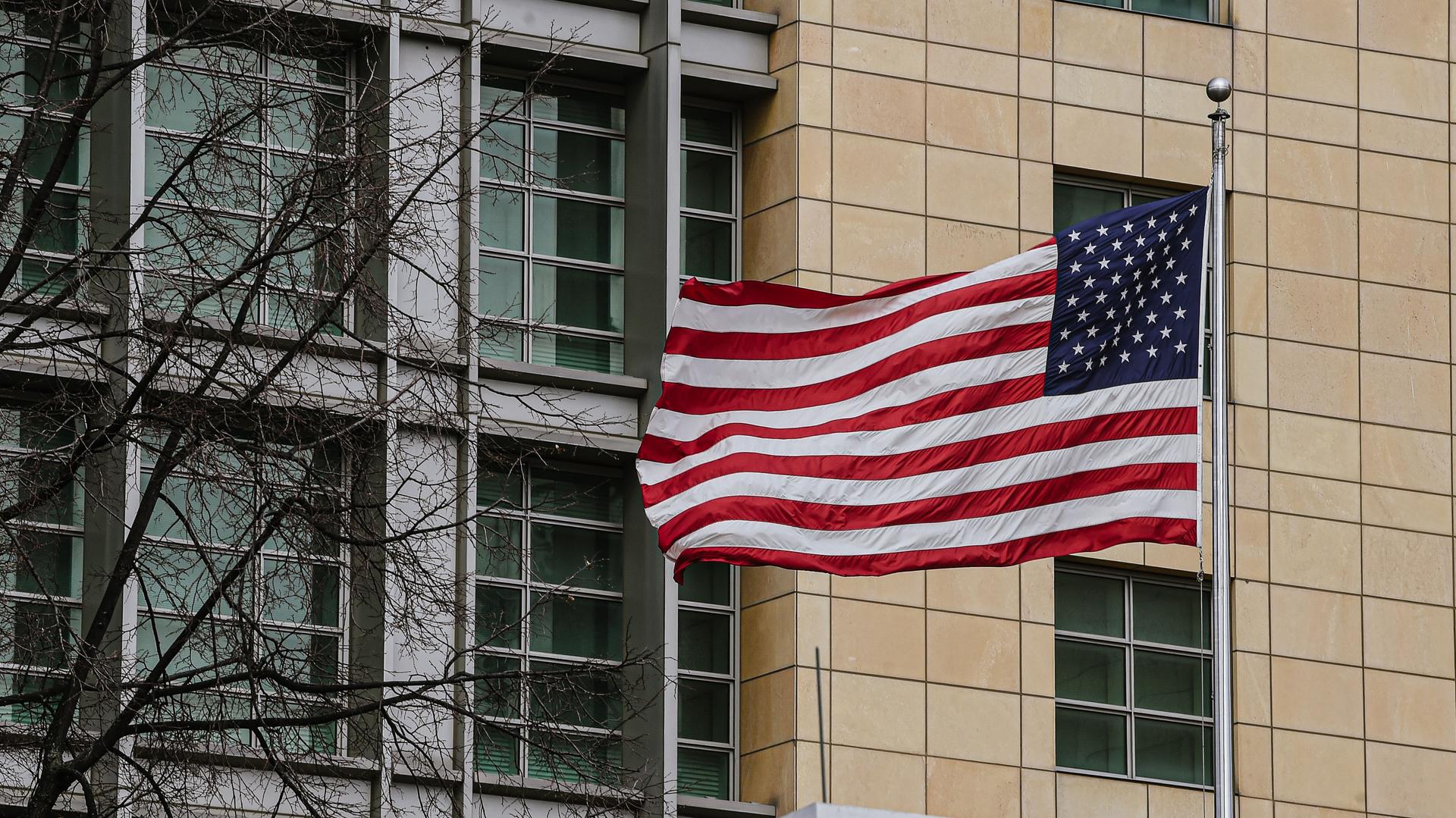 Сотрудники посольства сша. Флаг на здании. американский флаг на здании. сотрудник посольства сша. посольство россии в сша.