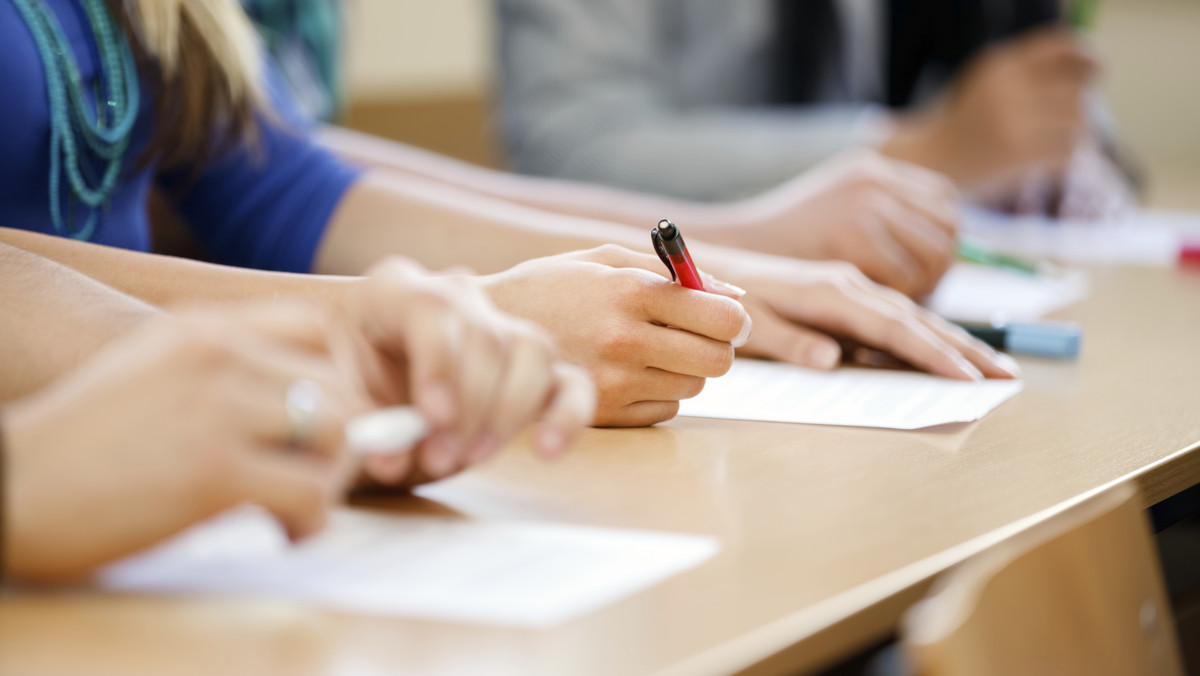 Bezpłatne akademiki dla najuboższych i zwiększenie ulg na przejazdy PKP znalazły się w postulatach "4-paku dla studenta" - kampanii ogłoszonej dziś przez Federację Młodych Socjaldemokratów (FMS). Młodzieżówka SLD spotkała się w Łodzi, by dyskutować o najbliższych wyborach samorządowych.