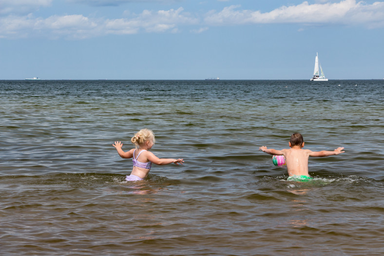 Dzieci na plaży powinny przebywać pod opieką dorosłych