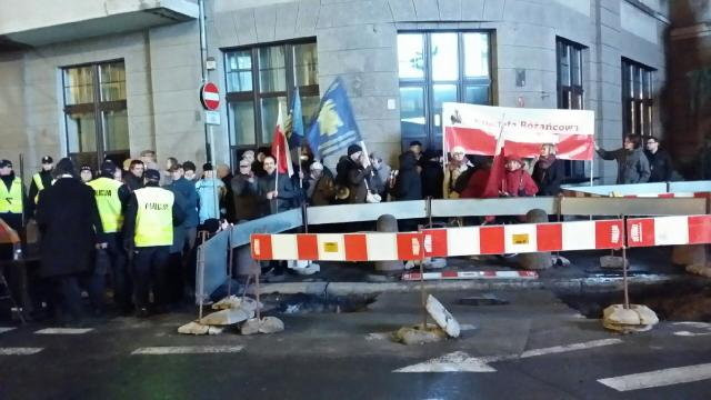 Protesty pod Teatrem Polskim we Wrocławiu (fot. Marta Wróbel)