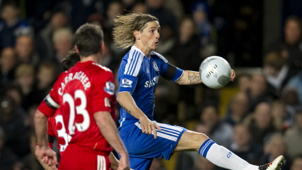 Liverpool FC prowadzi z Chelsea Londyn już 4:1 w zaległym meczu 37. kolejki Premier League. W 19. minucie indywidualną akcję przeprowadził Luis Suarez i nastrzelił Michaela Essiena, który wpakował piłkę do własnej siatki. Chwilę później Jordan Henderson wykorzystał niefortunny upadek Johna Terry'ego i w sytuacji sam na sam pokonał Rossa Turnbulla. Na 3:0 w 29. minucie po rzucie rożnym podwyższył Daniel Agger. Po przerwie The Blues zdobyli kontaktowego gola za sprawą trafienia Ramiresa, ale natychmiast efektownym strzałem z dystansu po błędzie Turnbulla popisał się Jonjo Shelvey. Zapraszamy na relację "akcja po akcji" z tego spotkania.