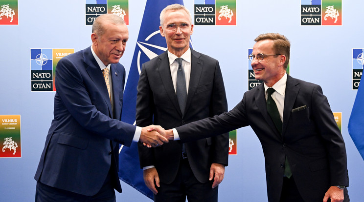 Törökország elnöke beleegyezett a svéd NATO-csatlakozásba. A fotón balról jobbra Recep Tayyip Erdogan török elnök, Jens Soltenberg NATO-főtitkár és Ulf Kristersson svéd kormányfő / Fotó: EPA/FILIP SINGER / POOL