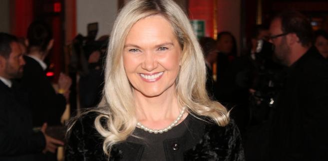 <b>Anna Kalata</b>
<br>
<br>
Anna Kalata była kiedyś ministrem pracy i polityki społecznej z ramienia Samoobrony w rządzie PiS. 
<br>
<br>
Po wyborach w 2007 roku zniknęła z życia publicznego, by powrócić po latach, odchudzona o 40 kilogramów. 
Odmieniona, z nową fryzurą i stylem ubierania, zaczęła robić karierę w show-biznesie - została uczestniczką TVN-owskiego „Tańca z gwiazdami', co jakiś czas pojawia się też w kolorowych pismach.