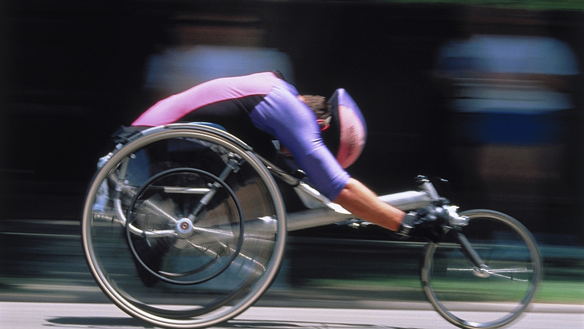 Niepełnosprawny maratończyk Krzysztof Jarzębski pokonał - na specjalnie przygotowanym wózku inwalidzkim - trasę z Aten do Pabianic. W środę zakończył swoją wyprawę.