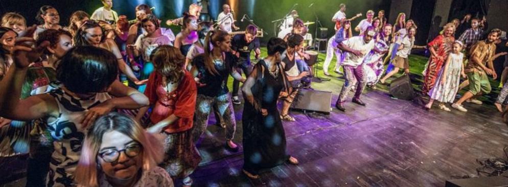 <strong>11. Porywająca energia wirtuoza balafonu</strong>
<br></br>
Finał Brave Festival 2015. Balla Kouyaté, największy mistrz balafonu, wraz z zespołem 
i publicznością tańczą na scenie Teatru Polskiego we Wrocławiu. Zakończenie tegorocznej edycji festiwalu było prawdziwym wulkanem energii.   
<br></br>  Fot. Mateusz Bral